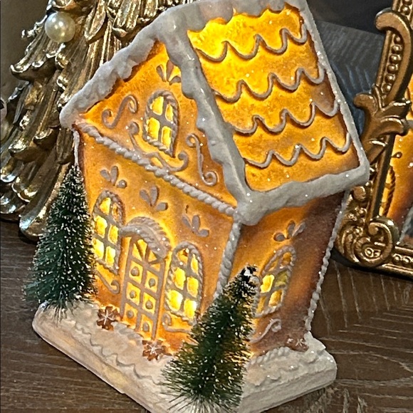 NEW! LIGHTED Christmas Winter Holiday Gingerbread Cottage House - Picture 9 of 13